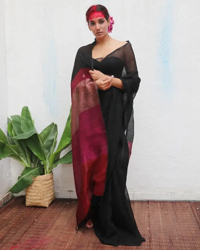 Maheshwari Black Handwoven Linen Saree - Kaali
